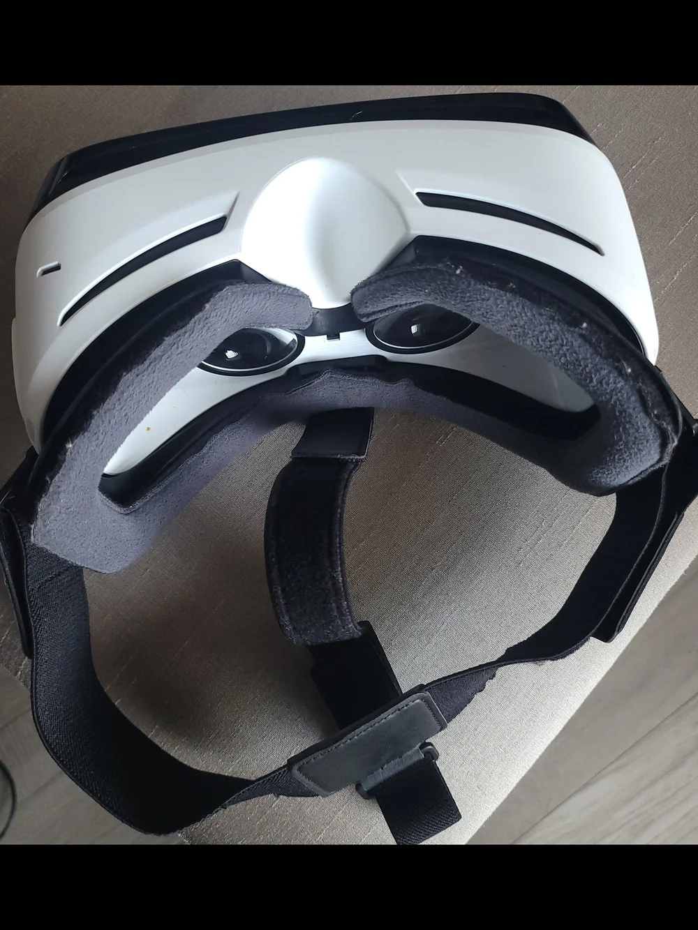 Samsung Black and White Smartphone VR Headset with Head Strap